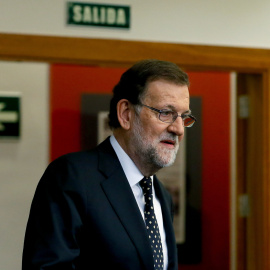 El presidente del Gobierno español en funciones, Mariano Rajoy, momentos antes de ofrecer una rueda de prensa en el Palacio de la Moncloa. EFE/JuanJo Martín