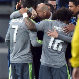 Cristiano celebra con Zidane y otros jugadores del Madrid su gol a la Roma. EFE/ETTORE FERRARI