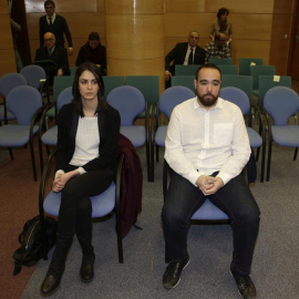 Rita Maestre, portavoz del Ayuntamiento de Madrid, junto a Héctor Meleiro en el juzgado. /EFE