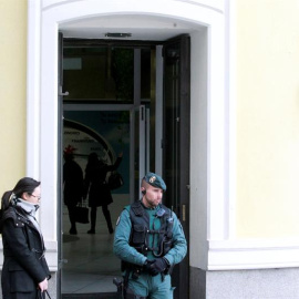 Un agente de la Guardia Civil controla ayer por la tarde la entrada a la sede del banco chino ICBC, en el centro de Madrid. /EFE
