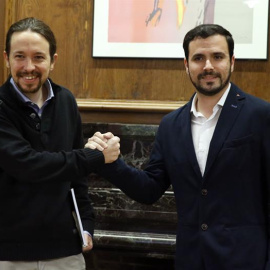 l secretario general de Podemos, Pablo Iglesias (i), y el portavoz de IU-UP, Alberto Garzón, al inicio de la reunión que han mantenido en el Congreso. / ZIPI (EFE)