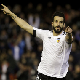 El delantero del Valencia, Álvaro Negredo, durante el partido.- REUTERS