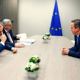 El presidente del Consejo Europeo, Donald Tusk, el presidente de la Comisión Europea, Jean-Claude Juncker, y el primer ministro británico, David Cameron, celebran una reunión en la madrugada de hoy. EFE