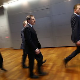 El presidente del BCE, Mario Draghi, con sus colaboradores, camino de la mensual rueda de prensa tras la reunión del Consejo de Gobierno de la entidad, en Fráncfort. REUTERS/Kai Pfaffenbach