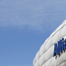 El logo de la aseguradora Allianz, en el campo de fútbol donde juega del Bayern de Munich, que patrocina y se llama Allianz Arena. REUTERS/Michaela Rehle