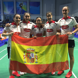 El equipo femenino español de bádminton posa tras lograr pasar a las semifinales del Europeo.