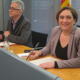 La alcaldesa de Barcelona, Ada Colau, y el concejal de Vivienda, Josep Maria Montaner. E.P.