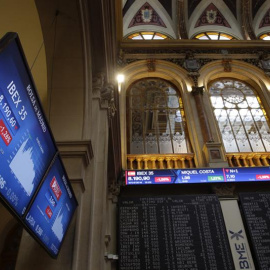 Panel informativo en la Bolsa de Madrid, que muestra el principal indicador del mercado nacional, el IBEX 35, que ha bajado 66,4 puntos, el 0,8 por ciento, hasta 8.229 puntos. El índice general de la Bolsa de Madrid cedía el 0,81 por ciento