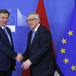 El primer ministro letón Maris Kucinskis (izq) es recibido por el presidente de la Comisión Europea, Jean-Claude Juncker, en Bruselas.- REUTERS / Yves Herman