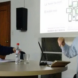 Marià de Delàs (d) en un debate a dos voces sobre el presente y el futuro de los medios de comunicación junto al director general de Le Monde Diplomatique en español, Ferran Montesa (i). /PÚBLICO