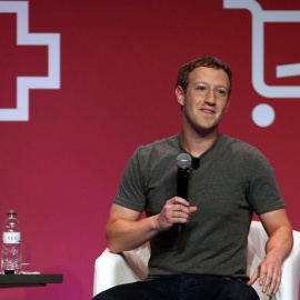 El creador de Facebook, Mark Zuckerberg al inicio de su conferencia en el Congreso Mundial de Móviles que se celebra desde este lunes hasta este jueves en el recinto Gran Vía de Fira de Barcelona. EFE/Toni Albir