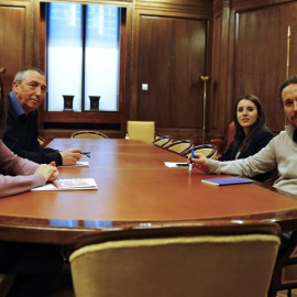 El líder de Podemos, Pablo Iglesias (d), junto a la portavoz adjunta de Podemos en el Congreso, Irene Montero (2d), durante la reunión con la vicepresidenta valenciana, Mónica Oltra (i), de Compromís, junto a Joan Baldoví (2i), dentro de la