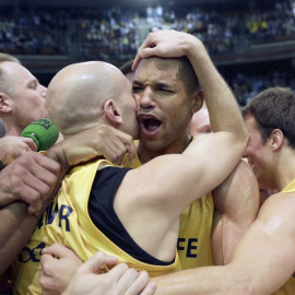 Los jugadores del Herbalife Gran Canaria celebran la victoria ante el Dominion Bilbao Basket por 81-71 tras el partido de la primera semifinal de la Copa del Rey que se juegó esta noche en el Coliseo de A Coruña. EFE/lavandeira jr
