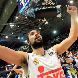 El escolta del Real Madrid Sergio Llull celebra la victoria de su equipo frente al Laboral Kutxa por 86-89 tras el partido de la segunda semifinal de la Copa del Rey que se jugó esta noche en el Coliseo de A Coruña. EFE/kiko delgado