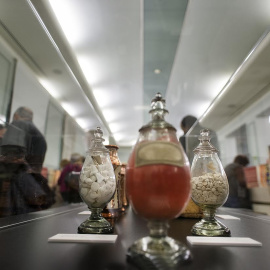 Frascos con sustancias medicinales en la exposición “Tierras que Curan”. UCM/ Jesús de Miguel
