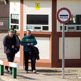El portavoz de ERC en el Congreso, Joan Tardá (i), y el exdiputado de la CUP en el Parlament, David Fernández (d), tras visitar hoy al dirigente de la izquierda abertzale Arnaldo Otegi. / ABEL ALONSO (EFE)