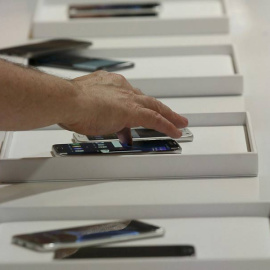 Una persona prueba el nuevo Samsung S7 en Barcelona.