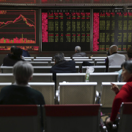 Inversores observan la evolución de la bolsa en una oficna de corretaje en Pekín (China). EFE/Wu Hong