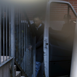 Uno de los seis directivos del Industrial and Comercial Bank of China (ICBC) detenidos por agentes de la Unidad Central Operativa (UCO) de la Guardia Civil acusados de blanqueo de capitales, a su llegada el viernes al juzgado de Instrucción