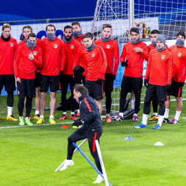 Los jugadores del Atlético de Madrid hacen ejercicios durante el entrenamiento del equipo en Eindhoven. /EFE