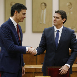 Los líderes de PSOE y C's, Pedro Sánchez y Albert Rivera, durante el acto de firma del acuerdo. EFE/Chema Moya