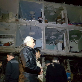 Soldados del Ejército sirio y varias personas, en la zona de un bombardeo en Damasco. REUTERS