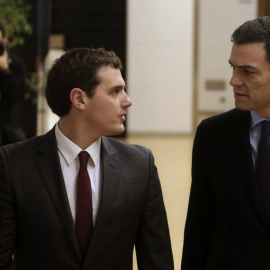 El secretario general del PSOE, Pedro Sánchez, y el presidente de Ciudadanos, Albert Rivera, en su última reunión en el Congreso. Archivo EFE