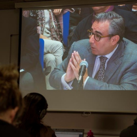 Diego Torres, exsocio de Iñaki Urdangarin, en una imagen recogida de la pantalla que se encuentra en la sala de prensa de la Escuela Balear de la Administración Pública, donde se celebra el juicio del caso Nóos. EFE/Cati Cladera