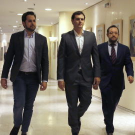 El presidente de Ciudadanos, Albert Rivera, se dirige a la rueda de prensa que ha ofrecido en el Congreso de los Diputados. EFE/Ballesteros