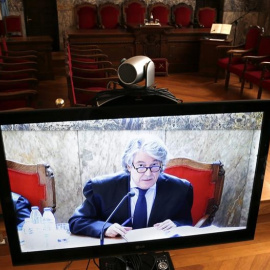 El letrado de Rosario Porto, en una pantalla de la sala de prensa del Tribunal Superior de Xustiza de Galicia, durante la vista de apelación de la sentencia. EFE/Lavandeira jr