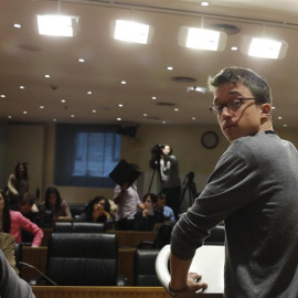 El portavoz de Podemos en el Congreso, Íñigo Errejón, durante la rueda de prensa que ha ofrecido hoy tras la reunión de la junta de portavoces en la que ha advertido al PSOE de que para poder sacar adelante la investidura de Pedro Sánchez y