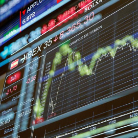 Detalle de un panel informativo de Ibex 35 hoy en la bolsa de Madrid. La bolsa española bajaba el 0,2 por ciento a mediodía en una sesión marcada por la depreciación del petróleo, compensada en parte por el repunte moderado de la banca y el