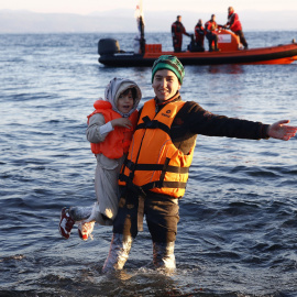 Refugiados afganos llegan en balsas a una playa de la isla griega de Lesbos. REUTERS/Giorgos Moutafis