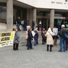 Un grupo de preferentistas concentrado en la entrada de los juzgados de la madrieña Plaza de Castilla. E.P.