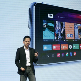 ZTE Waiman Lam presenta el nuevo dispositivo 'Spro Plus', un pequeño proyector portátil con una pantalla táctil de resolución 2K, de 8,4 pulgadas, durante un día de vista previa en el MWC ayer. El evento se desarrolla de lunes a jueves. Fot