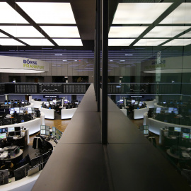 Patio de negociación de la Bolsa de Frácfort (Boerse Frankfurt), visto desde la galería para los visitantes. REUTERS/Kai Pfaffenbach
