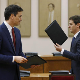 El secretario general del PSOE, Pedro Sánchez (i), y el presidente de Ciudadanos, Albert Rivera, durante la firma de un acuerdo de investidura y legislatura alcanzado entre los dos partidos. / EFE