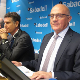 El director financiero del Banco Sabadell, Tomás Varela, el consejero delegado, Jaume Guardiola, y el presidente, Josep Oliu. E.P