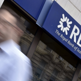 Un hombre pasa junto a una sucursal del banco RBS en Londres. REUTERS