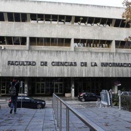 Entrada de la Facultad de Ciencias de la Información, de la Universidad Complutense de Madrid.