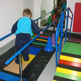 Un niño realiza ejercicios de atención temprana en un centro especializado.