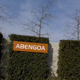 Logo de Abengoa en la entrada del Campus Palmas Altas, su sede corporativa en Sevilla. REUTERS