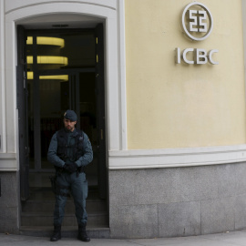 La Guardia Civil en la entrada del Banco Chino.- REUTERS