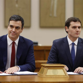 El secretario general del PSOE, Pedro Sánchez (i), y el presidente de Ciudadanos, Albert Rivera, durante la firma de un acuerdo de investidura y legislatura alcanzado entre los dos partidos, hoy en el Congreso de los Diputados. EFE/Chema Mo