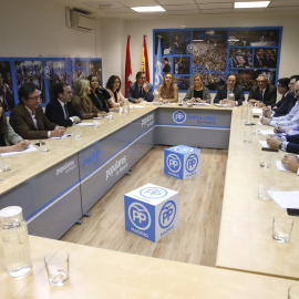 Vista general de la primera reunión formal de la gestora del PP de Madrid presidida por la presidenta de la Comunidad y de la gestora del PP de Madrid, Cristina Cifuentes (c), después de que el lunes fuera ratificada por la dirección nacion