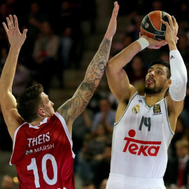 Ayón (d) intenta un lanzamiento en un momento del partido. EFE/Daniel Karmann