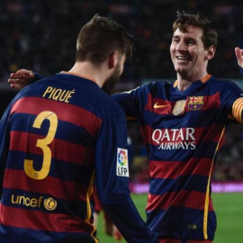 Gerard Pique y Leo Messi celebran el gol del catalán. / JOSEP LAGO (AFP)