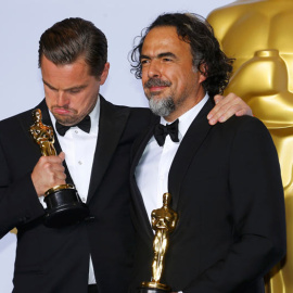 Leonardo Di Caprio y Alejandro González Iñárritu posan con sus estatuillas. / MIKE BLAKE (REUTERS)