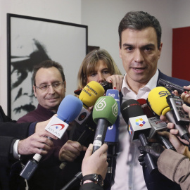 El secretario general del PSOE, Pedro Sánchez, contesta a las pregunta de los periodistas a su salida de la Agrupación Socialista de Pozuelo de Alarcón, tras despositar su voto en la consulta a los militantes socialistas sobre el acuerdo fi