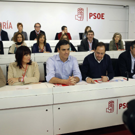 El secretario general del PSOE, Pedro Sánchez, junto a la presidenta, Micaela Navarro, el secretario de Política Federal, Antonio Pradas, el secretario de Organización, César Luena, el secretario de Acción Política, Patxi López, y la secret